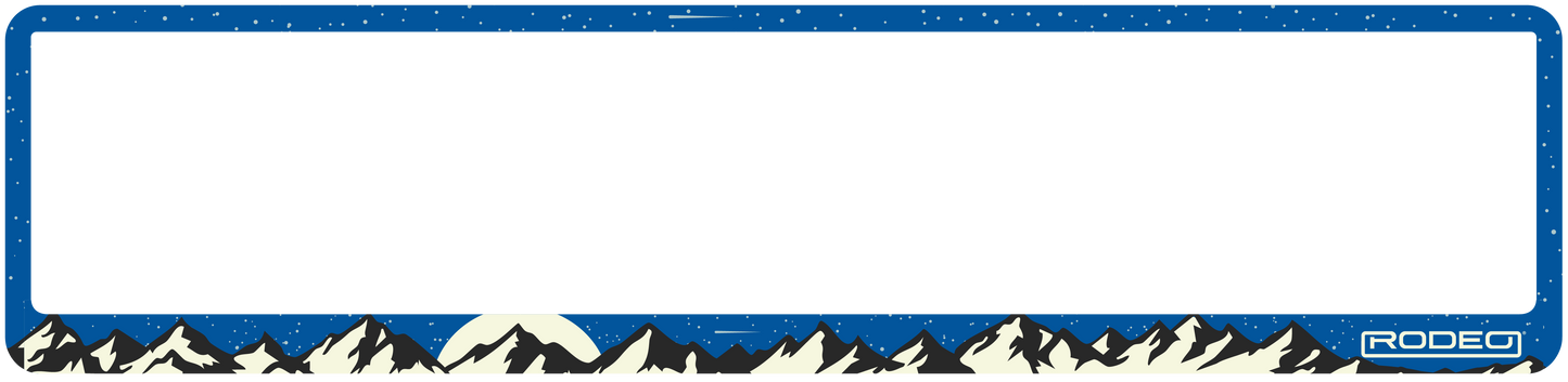 Portamatrículas decorativo con silueta de montañas y estilo aventurero