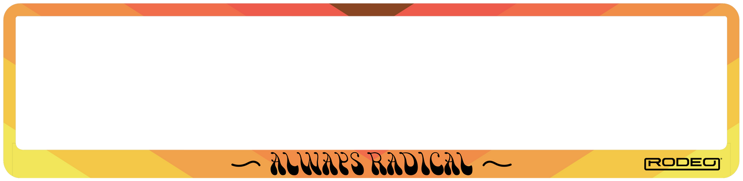 Portamatrículas decorativo con frase Always Radical y tonos degradados de puesta de sol. Compatible con la mayoría de coches europeos.