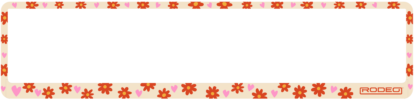 Portamatrículas decorativo con flores y corazones en colores pastel