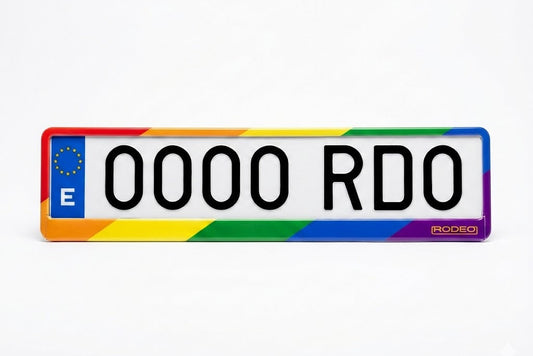 Portamatrículas RODEO negro con la bandera arcoíris LGTBI. Diseño del orgullo montado con matrícula europea de muestra.
