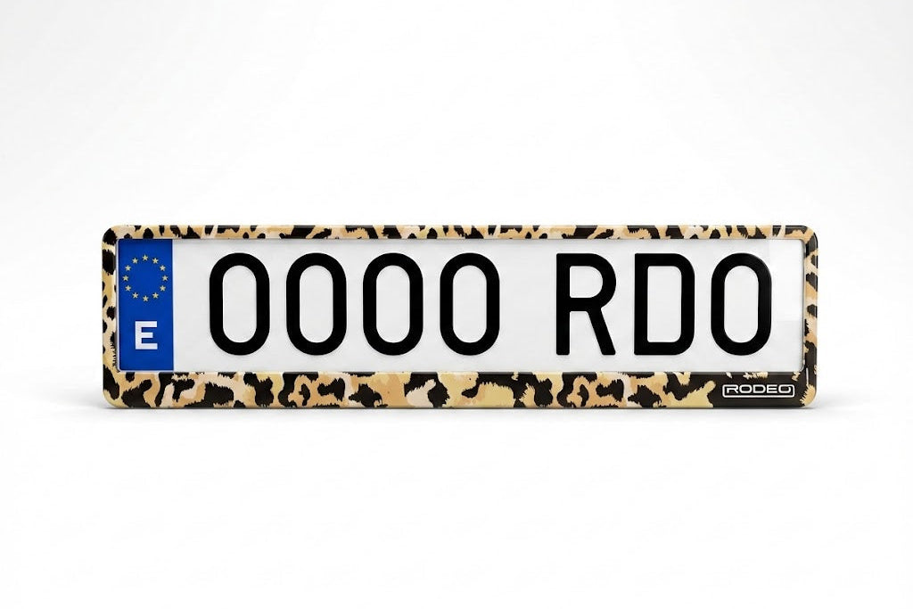 Portamatrículas RODEO con estampado Animal Print de Leopardo. Diseño de moda atrevido montado con matrícula europea.