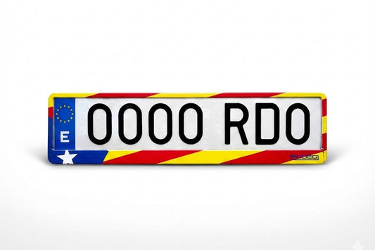 Portamatrículas RODEO negro con la bandera Estelada de Catalunya. Diseño montado con matrícula europea de muestra.