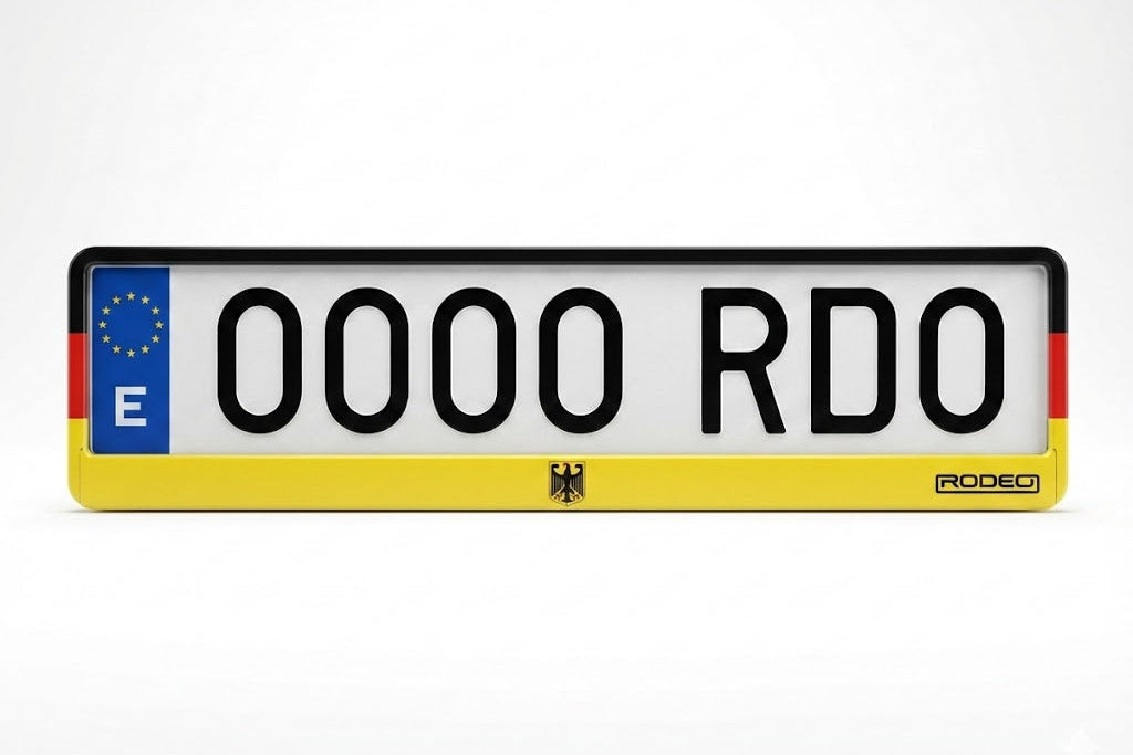 Portamatrículas RODEO negro y amarillo con bandera de Alemania y escudo águila. Diseño deportivo instalado con matrícula europea de muestra.