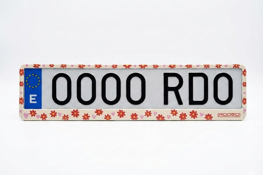 Portamatrículas RODEO modelo Heart Flower. Fondo beige con estampado de flores rojas y corazones rosas. Estilo vintage en matrícula europea.