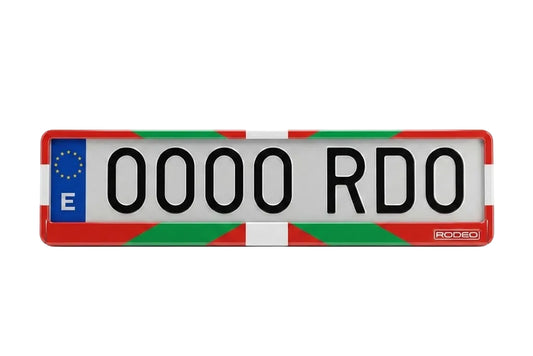 Portamatrículas RODEO negro con la bandera Ikurriña del País Vasco. Diseño montado con matrícula europea de muestra.