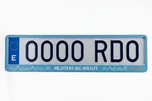 Portamatrículas RODEO color azul cielo con texto Mediterráneamente y dibujo de olas blancas. Estilo veraniego en matrícula europea.