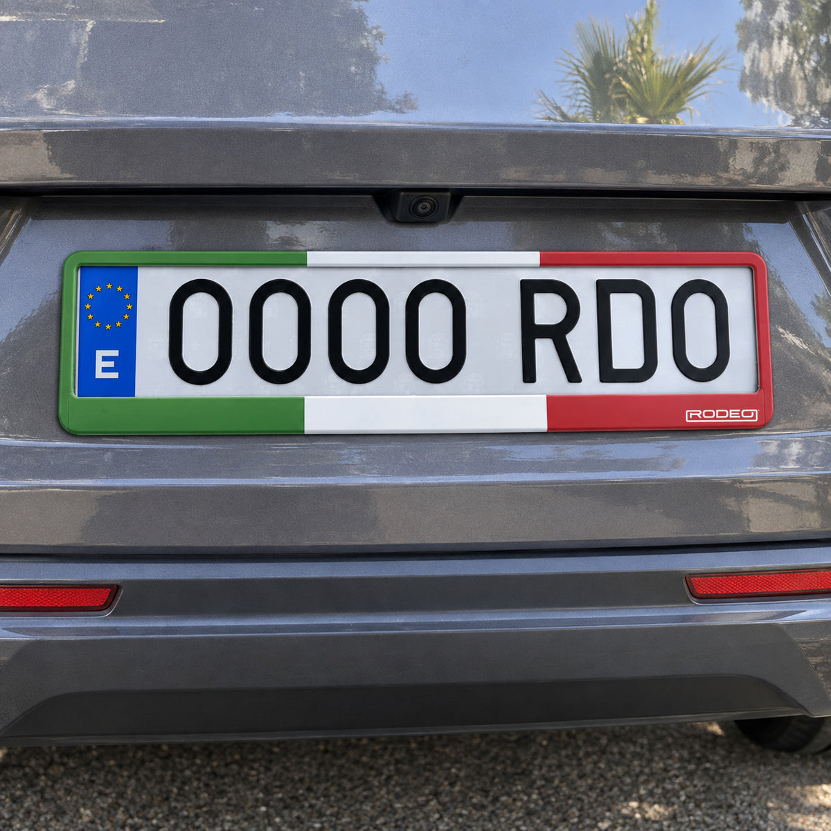 Detalle completo del portamatrículas Rodeo Italia, con tres franjas verticales verde, blanca y roja.